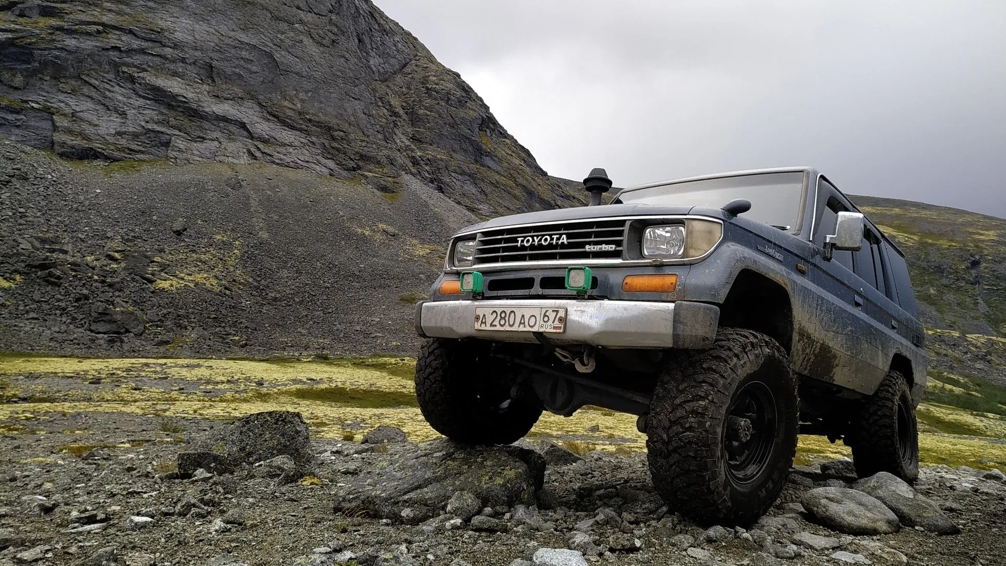 Toyota Land Cruiser на камнях у скал