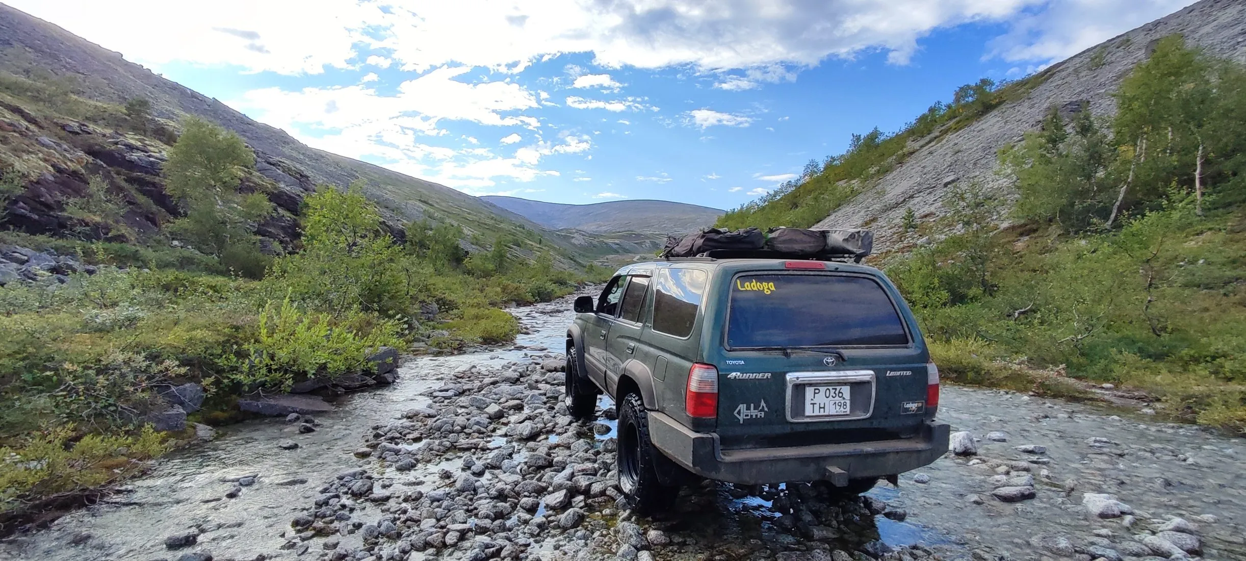 Toyota 4Runner на каменистом ручье в горах