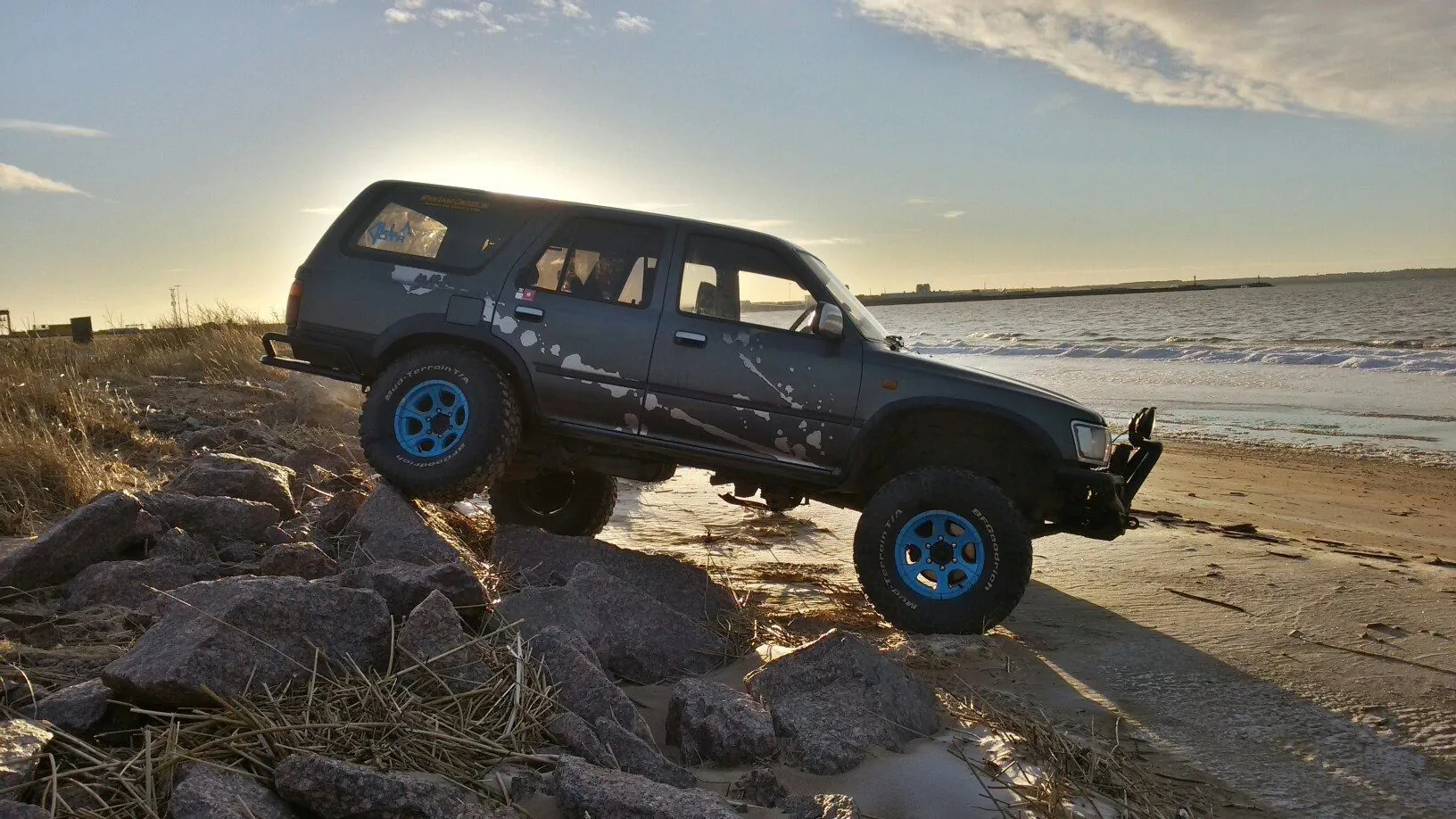 Toyota 4Runner на камнях у моря на закате