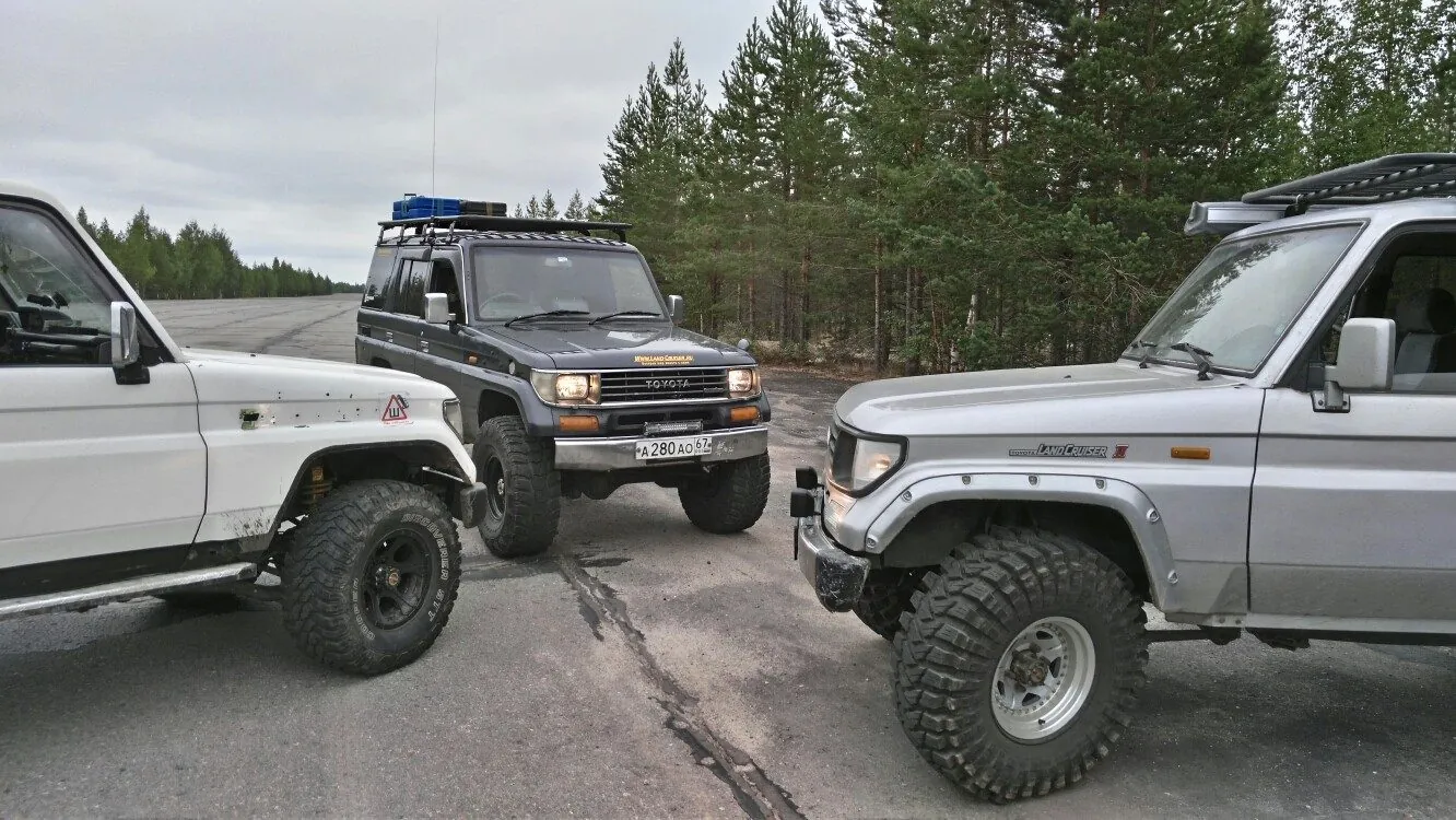 Три Toyota Land Cruiser на лесной дороге