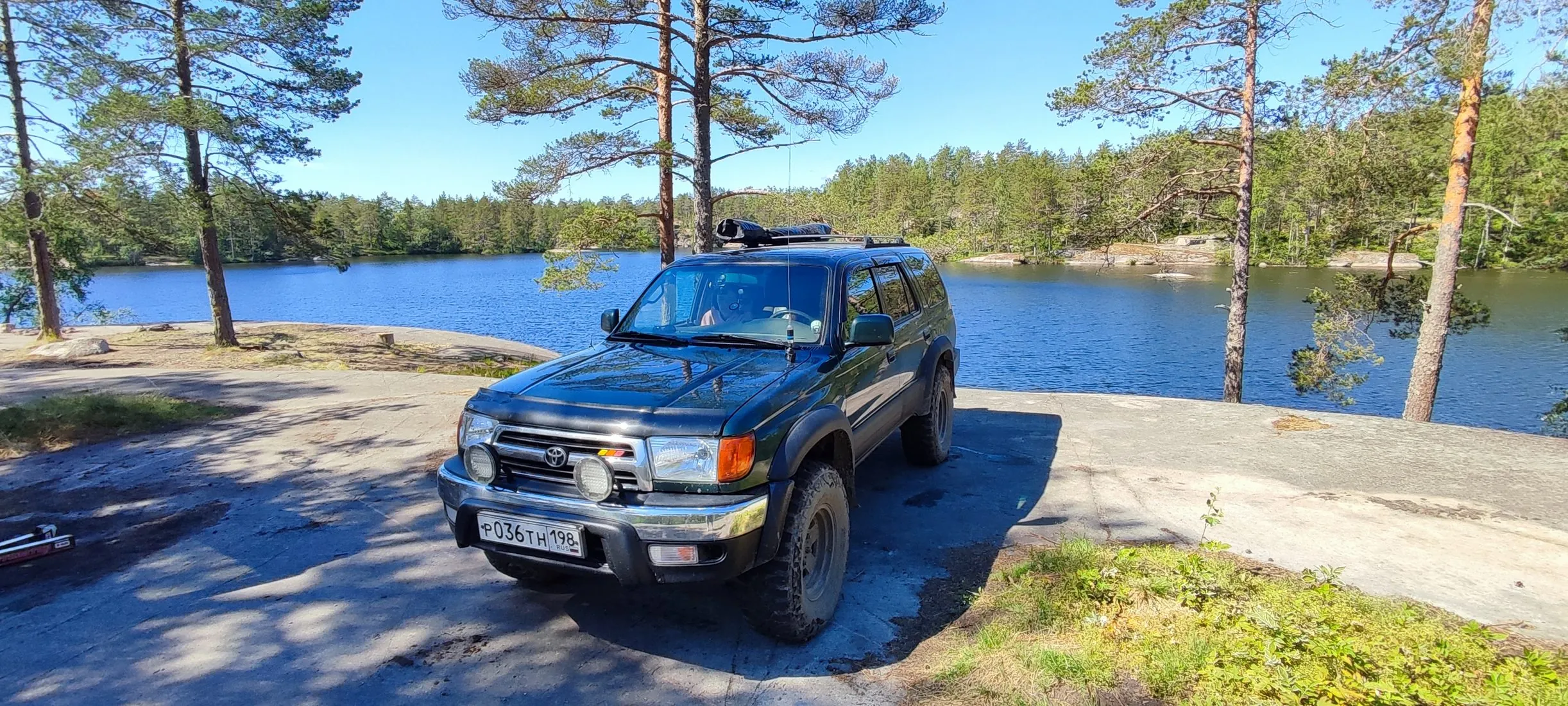 Toyota 4Runner у лесного озера