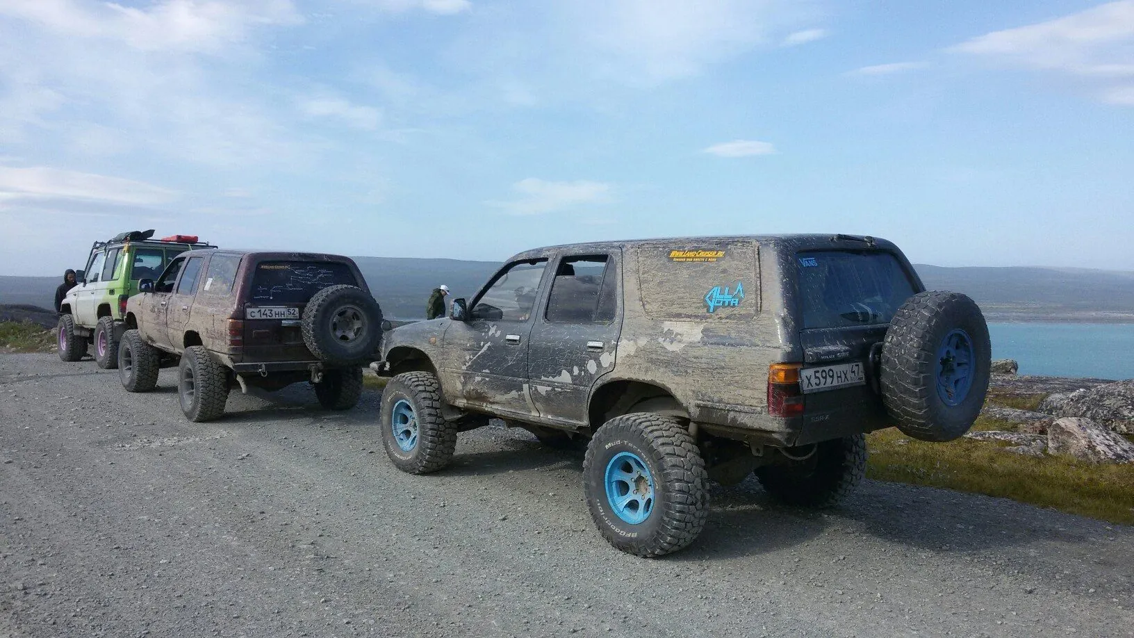 Колонна Toyota 4Runner на дороге у моря